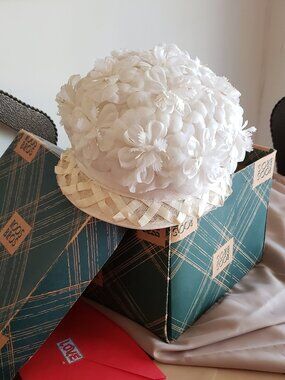 VINTAGE DAZZLING FLOWERED WHITE STRAW ACCENTED HAT AND BOX